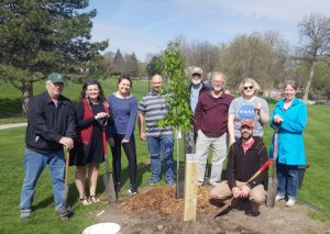 Students, faculty and staff with the Northern Red Oak tree they planted.